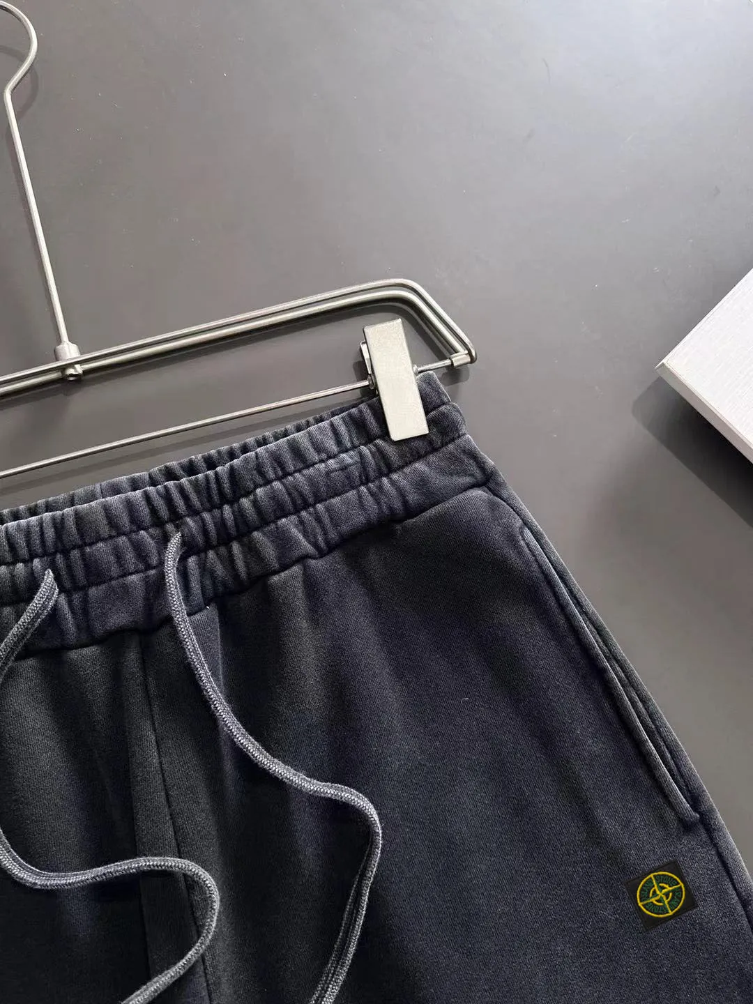 Next day shipment P360 Stone lsland/Stone Island Exclusively launches 25ss autumn and winter new high-quality trousers. Compare real-life details at will. Craftsmanship that ordinary small workshops cannot copy. Top-level ZP development. Unique imported fabric feel. Purely imported German machine production. Precision operation. Ten thousand needle density. A pair of trousers with rich details. You can see the development strength. A full set of new accessories are customized simultaneously. Simple yet elegant. Soft, delicate and comfortable. The upper body is versatile and fashionable. A perfect choice for autumn and winter. A must-have item. Loose fit. Please refer to the size chart when placing an order: S to XXL (or state your height and weight when placing an order)